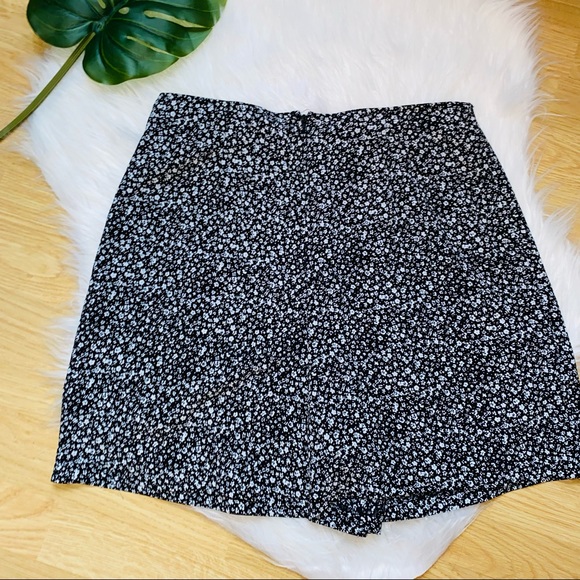 🌈 3/$25 Floral Black & White Skort - Picture 4 of 6